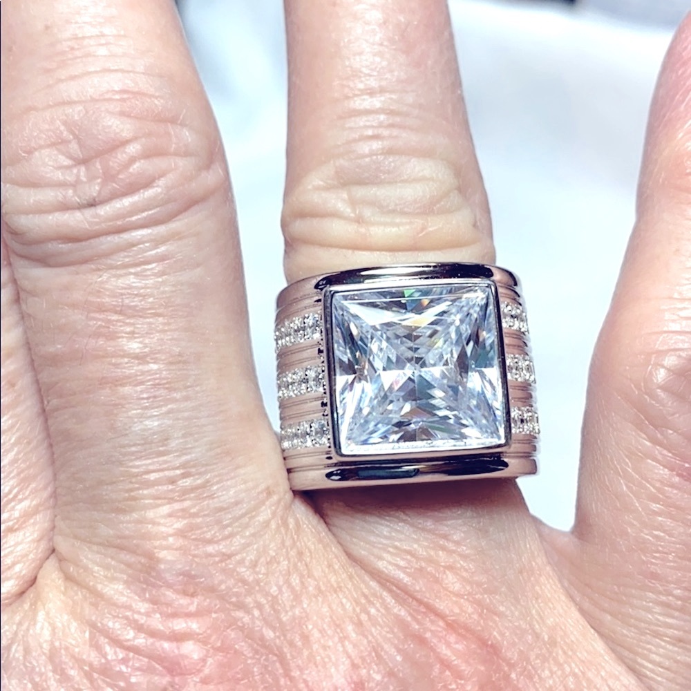 Bella Luce White Diamond Simulant Ring - Picture 4 of 14